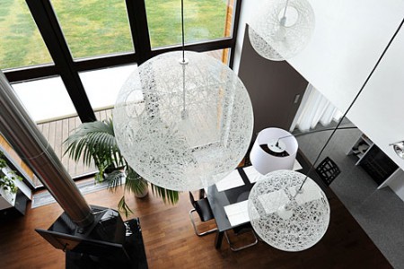 Nad jídelnou není patro, prostor je zde otevřený až ke střeše 