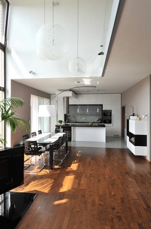 Jídelnu tvoří velký stůl pro osm osob