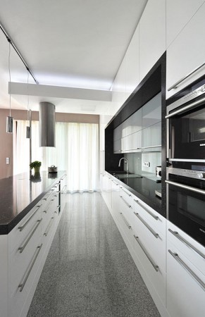 Vestavěný kuchyňský nábytek nabízí spoustu úložného prostoru 