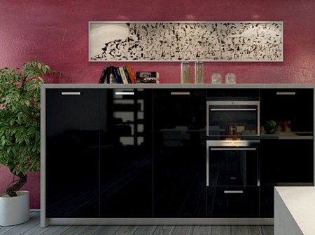 Do tmavého interiéru si klidně pořiďte černou kuchyň, ovšem musí být ve vysokém lesku